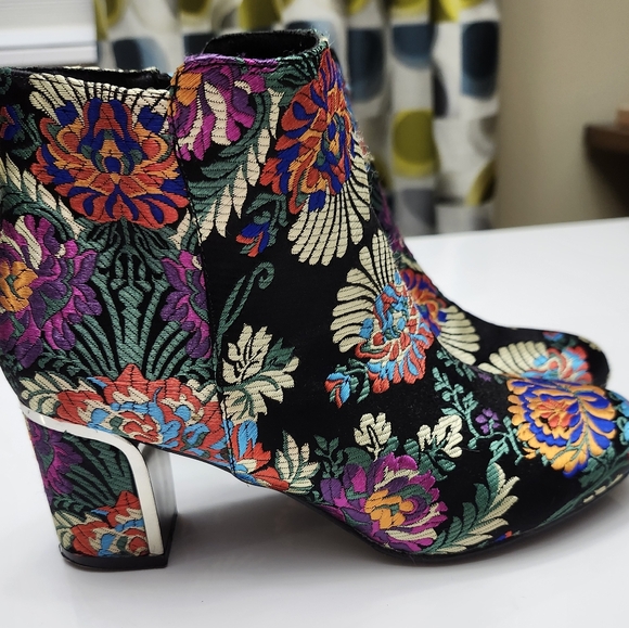 Beautiful embroidered boot - Picture 4 of 8